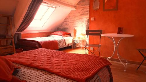 1 dormitorio con 2 camas y ventana en La Hulotte en Limogne-en-Quercy