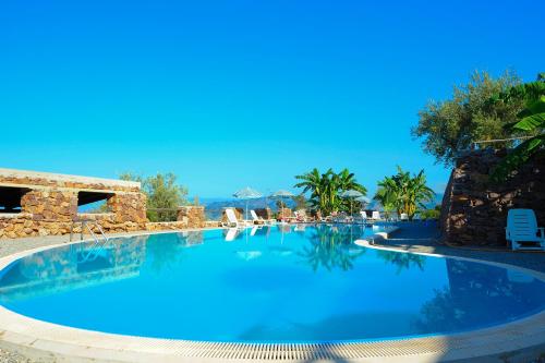 una grande piscina con acqua blu in un resort di Agriturismo Santa Margherita a Gioiosa Marea