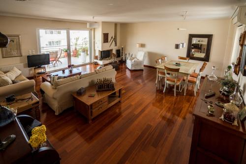 Family getaway, spacious and luxurious, sea view, terrace, 5 minutes from Voula beach, 30min from Athens center