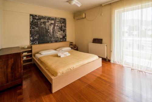 Posteľ alebo postele v izbe v ubytovaní Family getaway, spacious and luxurious, sea view, terrace, next to Voula beach, 20min from center