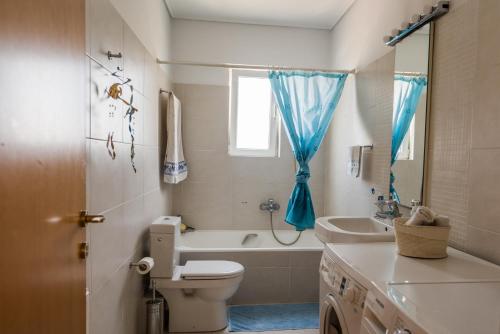 Kúpeľňa v ubytovaní Family getaway, spacious and luxurious, sea view, terrace, next to Voula beach, 20min from center