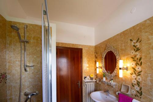 a bathroom with a sink and a shower at Monteleto House.. dove Pace regna in Gubbio