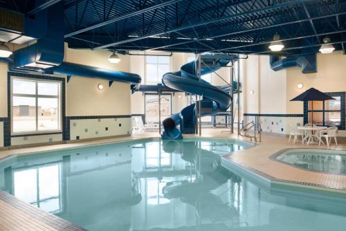 Πισίνα στο ή κοντά στο Ramada by Wyndham Drayton Valley