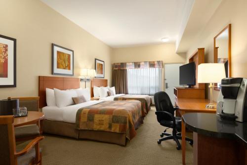Postel nebo postele na pokoji v ubytování Ramada by Wyndham Drayton Valley