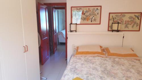 En eller flere senge i et værelse på la tonnara