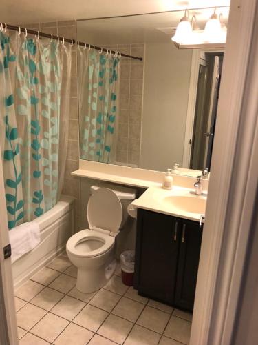 een badkamer met een toilet en een wastafel bij Mississauga Furnished Apartments in Mississauga