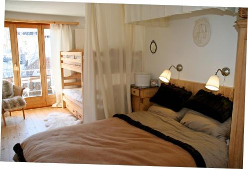 クロスタースにあるMonami Apartments Klosters, Apt. Casa Elvira Nr. 31のベッドルーム1室(ランプ2つ付)、バルコニーが備わります。