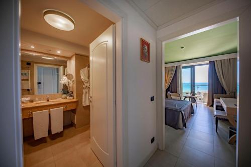 Posteľ alebo postele v izbe v ubytovaní Cefalù Sea Palace