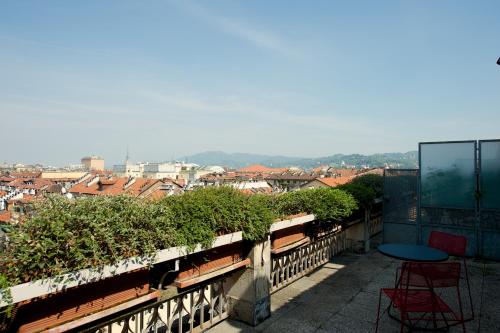 a patio with a table and chairs on a balcony at Best Western Hotel Luxor in Turin