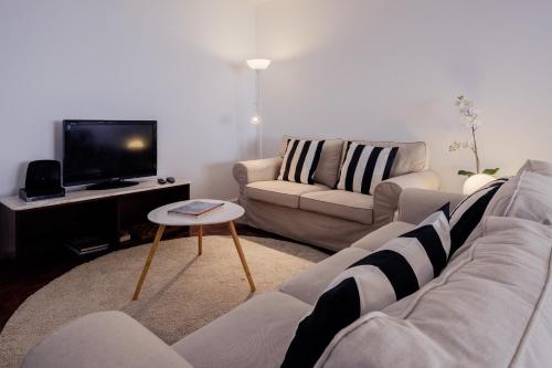 Music House 3 bedroom Apt w garage