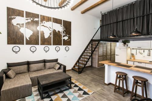 Una sala de estar con un sofá y una cocina. en Дві незалежні квартири поряд загалом для 8 гостей, КЛ, en Odessa