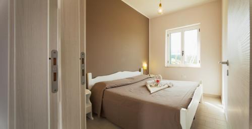 ein Schlafzimmer mit einem Bett und einem Tablett darauf in der Unterkunft Marina di Rossano Village Club in Rossano