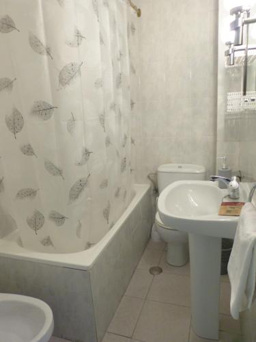 Koupelna v ubytování HOSTAL CANDELEDA