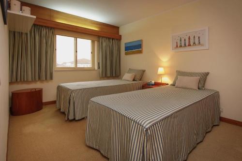 um quarto de hotel com duas camas e uma janela em Labrax Viewpoint em Caminha