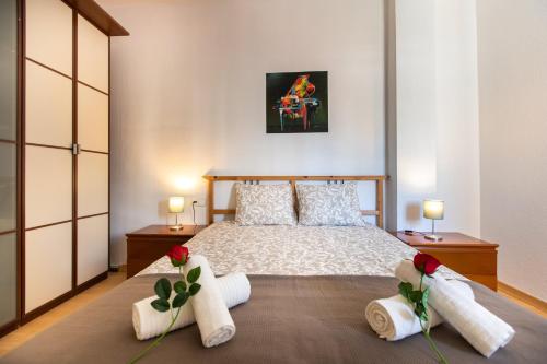 バルセロナにあるスティ バルセロナ ボルネ アパートメントのベッドルーム1室(ベッド1台、タオル付)