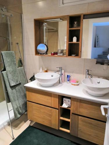 une salle de bain avec deux lavabos et une douche dans l'établissement Vue exceptionnelle, à Mandelieu-la-Napoule