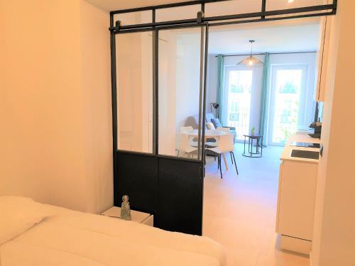 - une chambre avec un grand miroir à côté d'un lit dans l'établissement BAIE DES ANGES 2P 304, à Nice