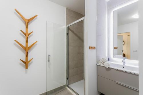 une salle de bain avec douche et lavabo dans l'établissement Luminescence Parc Marianne - Première conciergerie, à Montpellier