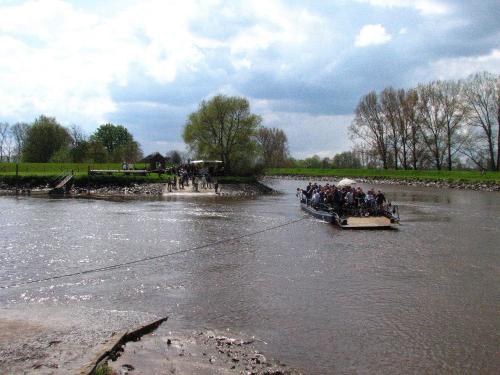 eine Gruppe von Menschen in einem Boot auf einem Fluss in der Unterkunft Ferienwohnung Raguse, 15081 in Leer