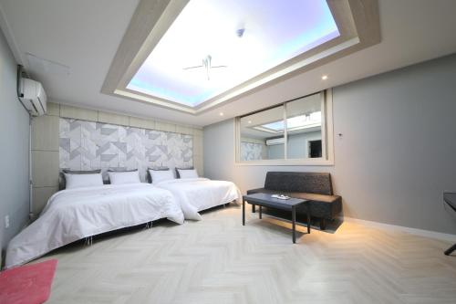 - une chambre avec 2 lits et une lucarne dans l'établissement Eco Hotel, à Mokpo