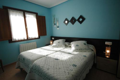 A bed or beds in a room at Apartamentos Las Rosas