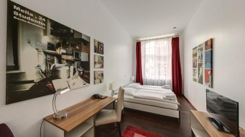 a room with a desk and a bed in it at GLS Studio Hotel Berlin in Berlin