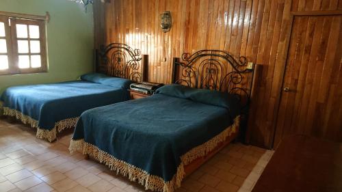 Katil atau katil-katil dalam bilik di Cabañas Tapalpa Sierra del Tecuan, Cabaña Coyote