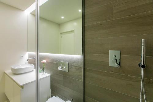 La salle de bains est pourvue d'une douche, de toilettes et d'un lavabo. dans l'établissement Casa São Lázaro- Terrace, à Porto
