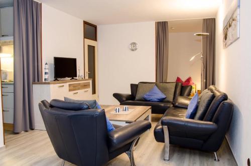 a living room with two chairs and a couch at Ostsee Ferienpark B-2-1 Ferienwohnung Willebrand in Heiligenhafen