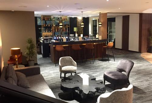 a lobby with a bar with chairs and a counter at Best Western L'Aquarium Arras Nord in Fresnes-lès-Montauban