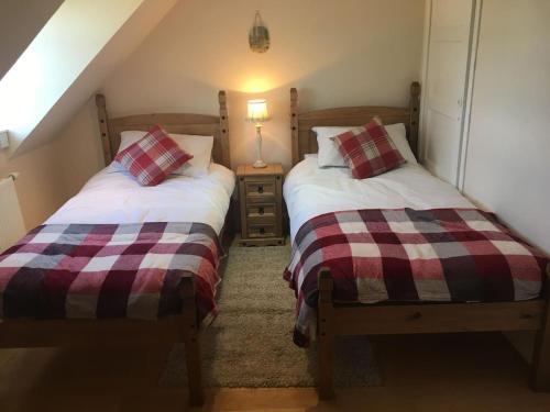 Postel nebo postele na pokoji v ubytování Herb Wood Cottage