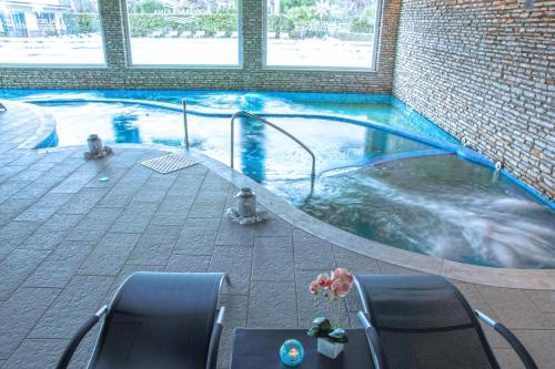 Kolam renang di atau dekat dengan Albergo Mediterraneo