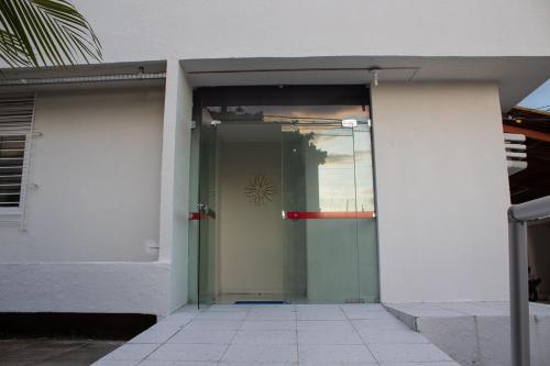 an entrance to a building with a green door at Casa da Esquina Pousada in Recife