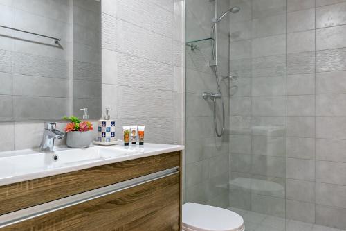 uma casa de banho com um chuveiro, um lavatório e um WC. em New Modern City View Apartment - PH Quartier Del Mar na Cidade do Panamá