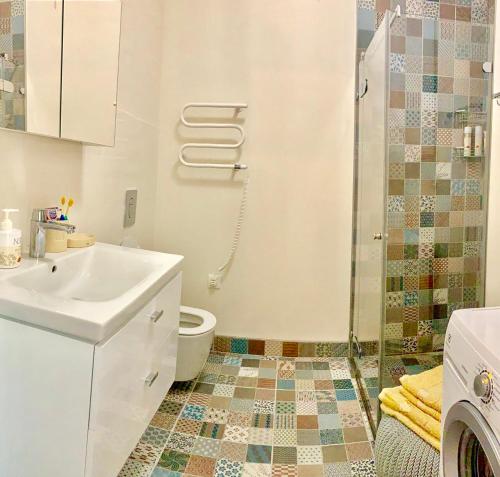 ニダにあるSpindesysのバスルーム(洗面台、トイレ、シャワー付)