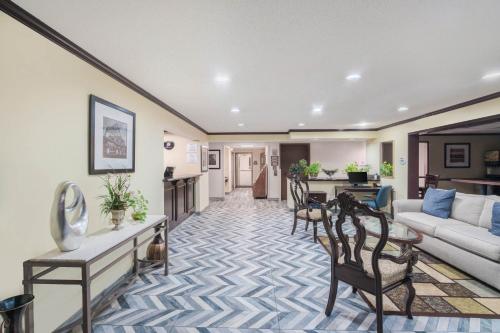 a living room with a couch and a table at Comfort Inn & Suites Brentwood - Nashville in Brentwood
