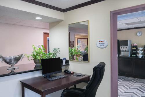an office with a desk with a computer on it at Comfort Inn & Suites Brentwood - Nashville in Brentwood