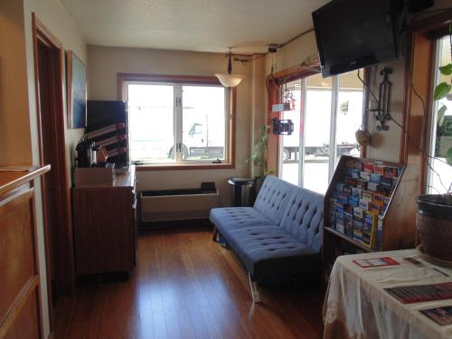 a living room with a blue couch and a table at Water Front Inn in Port Townsend