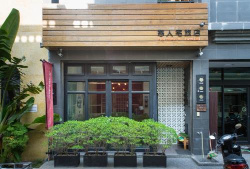 小琉球にあるHer Man Hostelの建物前の植物店