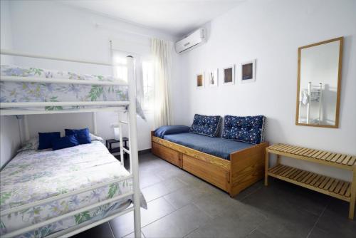sypialnia z 2 łóżkami piętrowymi i kanapą w obiekcie AguaMarina w mieście Benajarafe