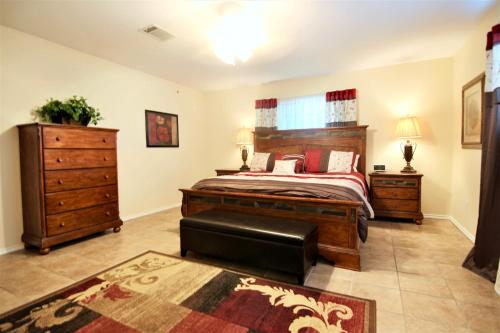 um quarto com uma cama, uma cómoda e uma gaveta em Rose' River Retreat em New Braunfels