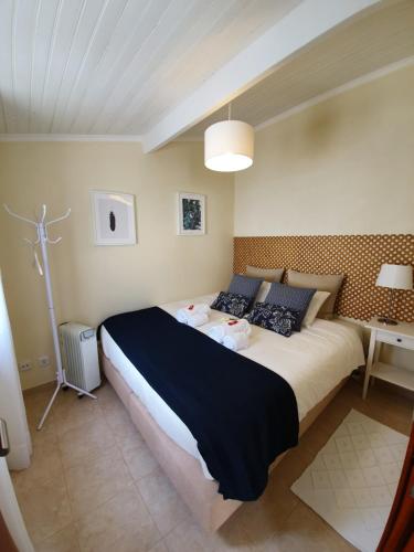 - une chambre avec un grand lit dans l'établissement Páteo Badajoz, à Sintra