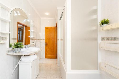 A bathroom at Next to the beach 5 beds - Wifi by CanariasGetaway