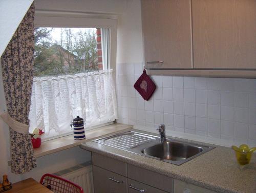 a kitchen with a sink and a window at Ferienwohnung Roman in Tinnum