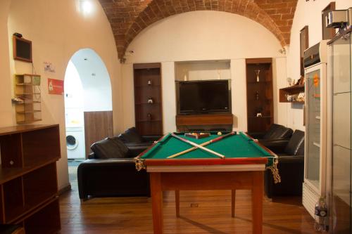 a living room with a pool table and a couch at Onkel Inn in La Paz