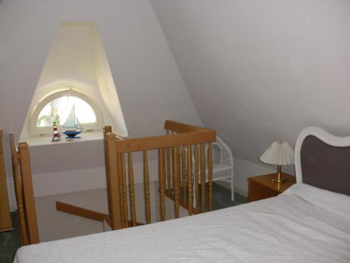 a bedroom with a bed and a window at Ferienwohnung Roman in Tinnum