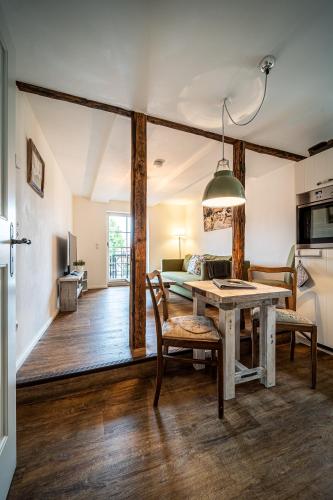 a kitchen and living room with a table and chairs at Ferienwohnungen Finkenherd 5 in Quedlinburg