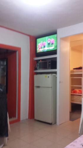a living room with a television and a dishwasher at Mi casita en puebla in Puebla