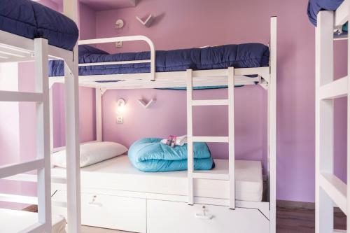 a bunk bed room with two bunk beds at Villa Palatina in Bolgues
