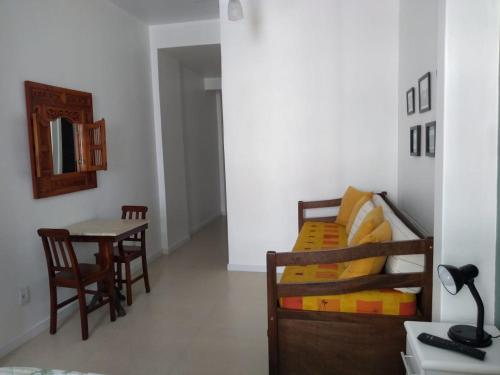 1 dormitorio con 1 cama, mesa y sillas en Apartamento Copacabana, en Río de Janeiro